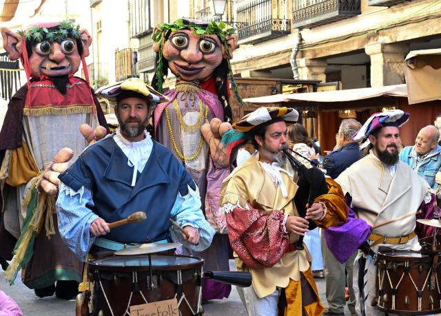 (261009) -- ALCALA DE HENARES, Oct. 9, 2026 (Xinhua) -- People in traditional costumes participate in the parade during the Cervantes Week celebration in Alcala de Henares, Spain, Oct. 9, 2026. Cervantes Week is being celebrated from Oct. 8 to 12 in Alcala de Henares, the hometown of Spanish writer Miguel de Cervantes. The annual festival honors Cervantes, one of Spain's greatest literary figures. (Xinhua/Cheng Min)