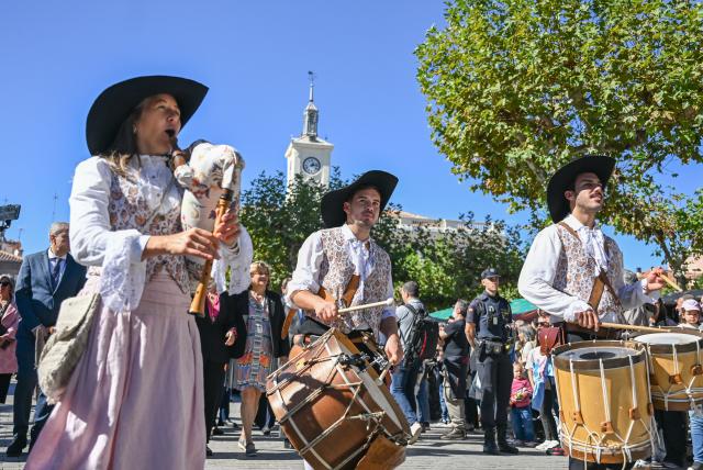 (261009) -- ALCALA DE HENARES, Oct. 9, 2026 (Xinhua) -- People in traditional costumes participate in the parade during the Cervantes Week celebration in Alcala de Henares, Spain, Oct. 9, 2026. Cervantes Week is being celebrated from Oct. 8 to 12 in Alcala de Henares, the hometown of Spanish writer Miguel de Cervantes. The annual festival honors Cervantes, one of Spain's greatest literary figures. (Xinhua/Cheng Min)