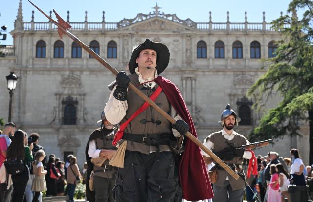 (261009) -- ALCALA DE HENARES, Oct. 9, 2026 (Xinhua) -- People in traditional costumes participate in the parade during the Cervantes Week celebration in Alcala de Henares, Spain, Oct. 9, 2026. Cervantes Week is being celebrated from Oct. 8 to 12 in Alcala de Henares, the hometown of Spanish writer Miguel de Cervantes. The annual festival honors Cervantes, one of Spain's greatest literary figures. (Xinhua/Cheng Min)