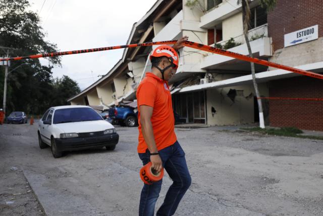 (261009) -- PENONOME(PANAMA), Oct. 9, 2026 (Xinhua) -- A rescuer stands in front of a collapsed building after an earthquake in Penonome, central Cocle Province of Panama, Oct. 9, 2026. A major earthquake struck Panama on Friday. (Photo by Daniel Gonzalez/Xinhua)