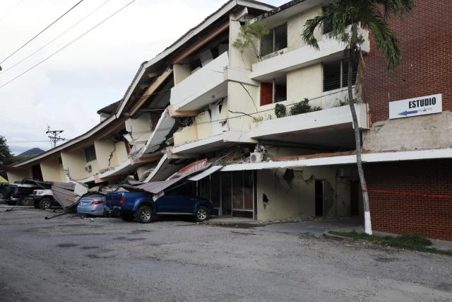 (261009) -- PENONOME(PANAMA), Oct. 9, 2026 (Xinhua) -- A collapsed building and damaged vehicles are pictured after an earthquake in Penonome, central Cocle Province of Panama, Oct. 9, 2026. A major earthquake struck Panama on Friday. (Photo by Daniel Gonzalez/Xinhua)