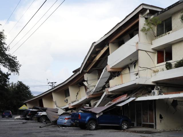 (261009) -- PENONOME(PANAMA), Oct. 9, 2026 (Xinhua) -- A collapsed building and damaged vehicles are pictured after an earthquake in Penonome, central Cocle Province of Panama, Oct. 9, 2026. A major earthquake struck Panama on Friday. (Photo by Daniel Gonzalez/Xinhua)