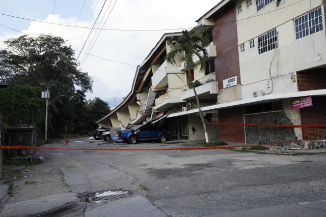 (261009) -- PENONOME(PANAMA), Oct. 9, 2026 (Xinhua) -- A collapsed building and damaged vehicles are pictured after an earthquake in Penonome, central Cocle Province of Panama, Oct. 9, 2026. A major earthquake struck Panama on Friday. (Photo by Daniel Gonzalez/Xinhua)