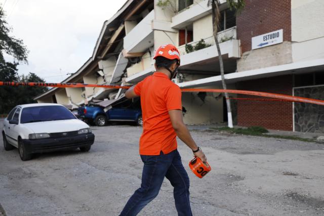 (261009) -- PENONOME(PANAMA), Oct. 9, 2026 (Xinhua) -- A rescuer stands in front of a collapsed building after an earthquake in Penonome, central Cocle Province of Panama, Oct. 9, 2026. A major earthquake struck Panama on Friday. (Photo by Daniel Gonzalez/Xinhua)