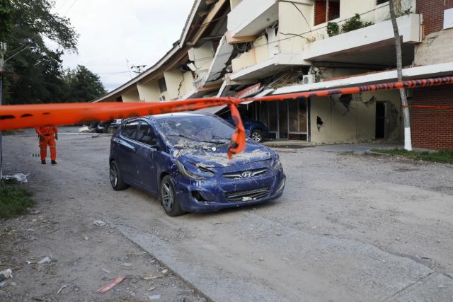 (261009) -- PENONOME(PANAMA), Oct. 9, 2026 (Xinhua) -- A collapsed building and a damaged vehicle are pictured after an earthquake in Penonome, central Cocle Province of Panama, Oct. 9, 2026. A major earthquake struck Panama on Friday. (Photo by Daniel Gonzalez/Xinhua)