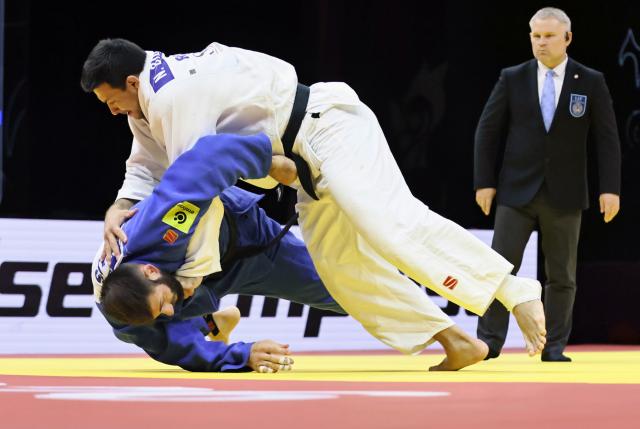 (261010) -- BAKU, Oct. 10, 2026 (Xinhua) -- Niiaz Bilalov (top) of Russia fights with Arman Adamian of Russia during the men's -100kg bronze medal match at the 2026 World Senior Judo Championships in Baku, Azerbaijan, Oct. 9, 2026. (Xinhua/Chen Junfeng)