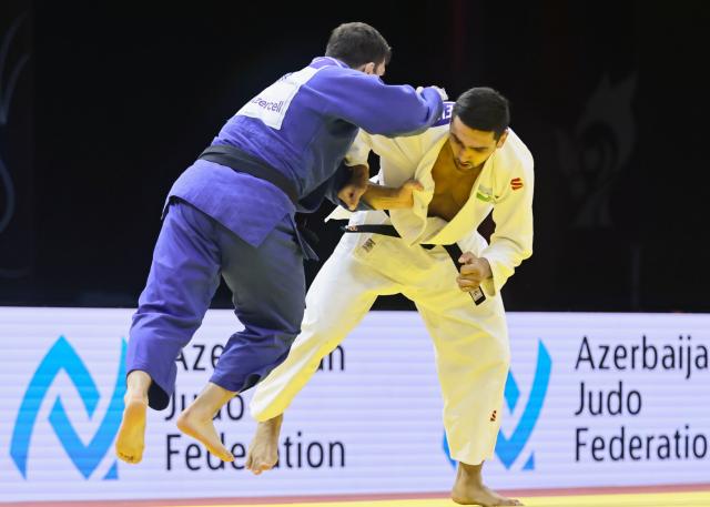 (261010) -- BAKU, Oct. 10, 2026 (Xinhua) -- Gennaro Pirelli (L) of Italy fights with Tulkinbek Turdiev of Uzbekistan during the men's -100kg bronze medal match at the 2026 World Senior Judo Championships in Baku, Azerbaijan, Oct. 9, 2026. (Xinhua/Chen Junfeng)