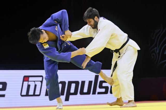 (261010) -- BAKU, Oct. 10, 2026 (Xinhua) -- Ilia Sulamanidze (R) of Georgia fights with Arai Dota of Japan during the men's -100kg final at the 2026 World Senior Judo Championships in Baku, Azerbaijan, Oct. 9, 2026. (Xinhua/Chen Junfeng)
