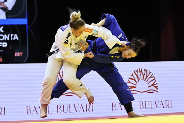 (261010) -- BAKU, Oct. 10, 2026 (Xinhua) -- Anna Monta Olek (R) of Germany fights with Yael Van Heemst of the Netherlands during the women's -78kg bronze medal match at the 2026 World Senior Judo Championships in Baku, Azerbaijan, Oct. 9, 2026. (Xinhua/Chen Junfeng)