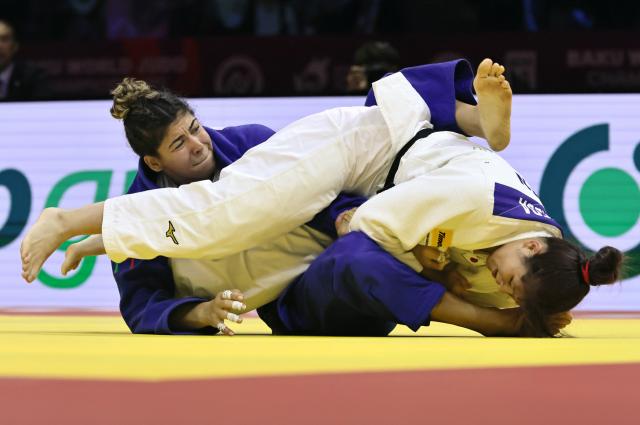 (261010) -- BAKU, Oct. 10, 2026 (Xinhua) -- Ikeda Kurena (R) of Japan fights with Patricia Sampaio of Portugal during the women's -78kg bronze medal match at the 2026 World Senior Judo Championships in Baku, Azerbaijan, Oct. 9, 2026. (Xinhua/Chen Junfeng)