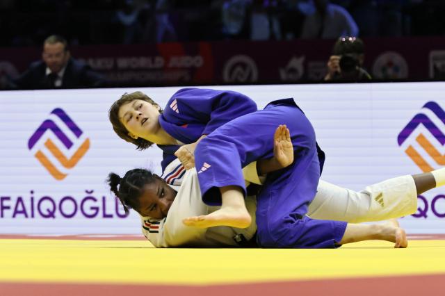 (261010) -- BAKU, Oct. 10, 2026 (Xinhua) -- Yelyzaveta Lytvynenko (R) of the United Arab Emirates fights with Kaila Issoufi of France during the women's -78kg final at the 2026 World Senior Judo Championships in Baku, Azerbaijan, Oct. 9, 2026. (Xinhua/Chen Junfeng)