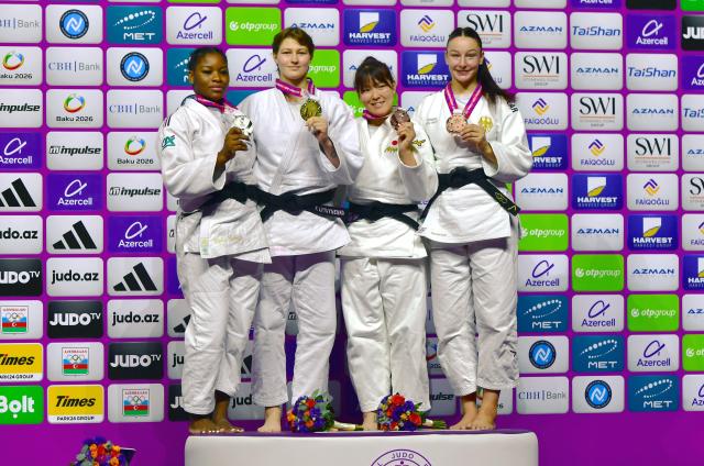 (261010) -- BAKU, Oct. 10, 2026 (Xinhua) -- (L to R) Silver medalist Kaila Issoufi of France, gold medalist Yelyzaveta Lytvynenko of the United Arab Emirates, bronze medalists Ikeda Kurena of Japan and Anna Monta Olek of Germany pose on the podium for women's -78kg event at the 2026 World Senior Judo Championships in Baku, Azerbaijan, Oct. 9, 2026. (Xinhua/Chen Junfeng)
