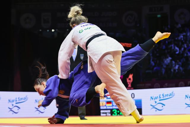 (261010) -- BAKU, Oct. 10, 2026 (Xinhua) -- Anna Monta Olek (bottom) of Germany fights with Yael Van Heemst of the Netherlands during the women's -78kg bronze medal match at the 2026 World Senior Judo Championships in Baku, Azerbaijan, Oct. 9, 2026. (Xinhua/Chen Junfeng)
