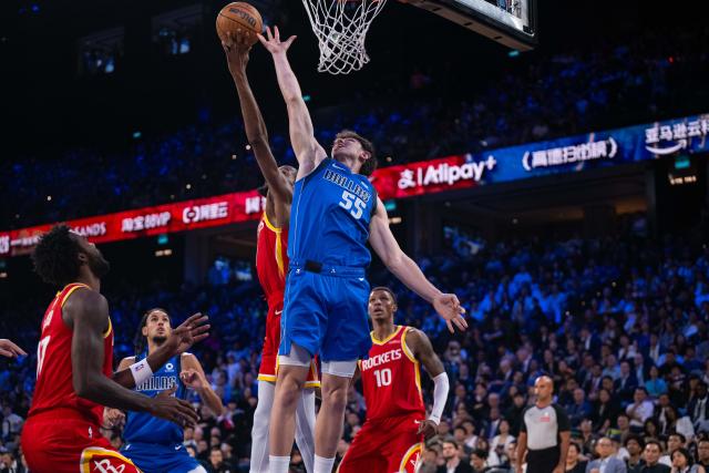 (261010) -- MACAO, Oct. 10, 2026 (Xinhua) -- Sergio de Larrea (top R) of Dallas Mavericks vies with Kevin Durant (top L) of Houston Rockets during the 2026-2027 NBA preseason game between Houston Rockets and Dallas Mavericks in Macao, south China, Oct. 9, 2026. (Xinhua/Cheong Kam Ka)