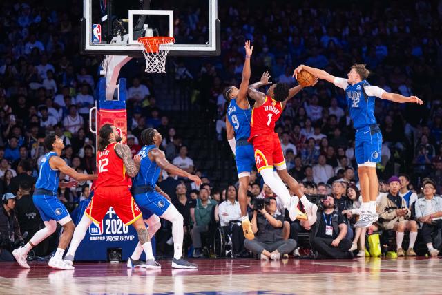 (261010) -- MACAO, Oct. 10, 2026 (Xinhua) -- Amen Thompson (2nd R) of Houston Rockets is blocked during the 2026-2027 NBA preseason game between Houston Rockets and Dallas Mavericks in Macao, south China, Oct. 9, 2026. (Xinhua/Cheong Kam Ka)