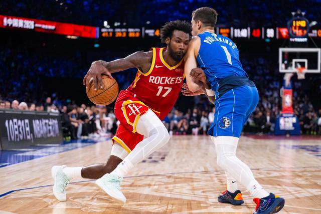 (261010) -- MACAO, Oct. 10, 2026 (Xinhua) -- Tari Eason (L) of Houston Rockets vies with John Poulakidas of Dallas Mavericks during the 2026-2027 NBA preseason game between Houston Rockets and Dallas Mavericks in Macao, south China, Oct. 9, 2026. (Xinhua/Cheong Kam Ka)