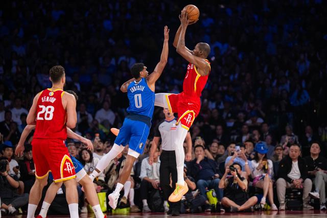 (261010) -- MACAO, Oct. 10, 2026 (Xinhua) -- Kevin Durant (R) of Houston Rockets shoots during the 2026-2027 NBA preseason game between Houston Rockets and Dallas Mavericks in Macao, south China, Oct. 9, 2026. (Xinhua/Cheong Kam Ka)