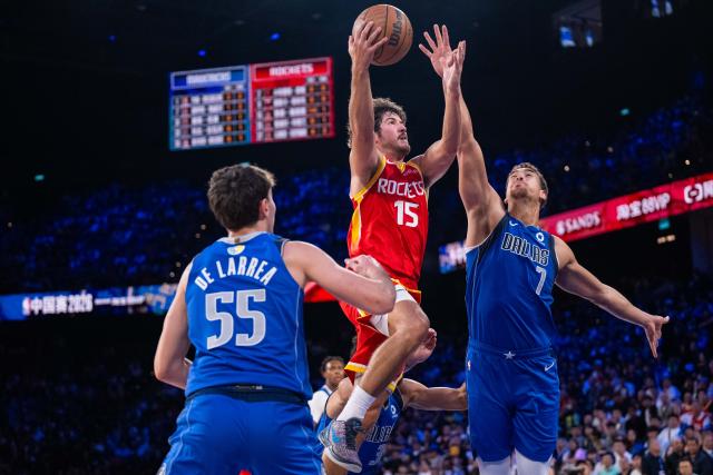 (261010) -- MACAO, Oct. 10, 2026 (Xinhua) -- Reed Sheppard (C) of Houston Rockets goes for a layup during the 2026-2027 NBA preseason game between Houston Rockets and Dallas Mavericks in Macao, south China, Oct. 9, 2026. (Xinhua/Cheong Kam Ka)