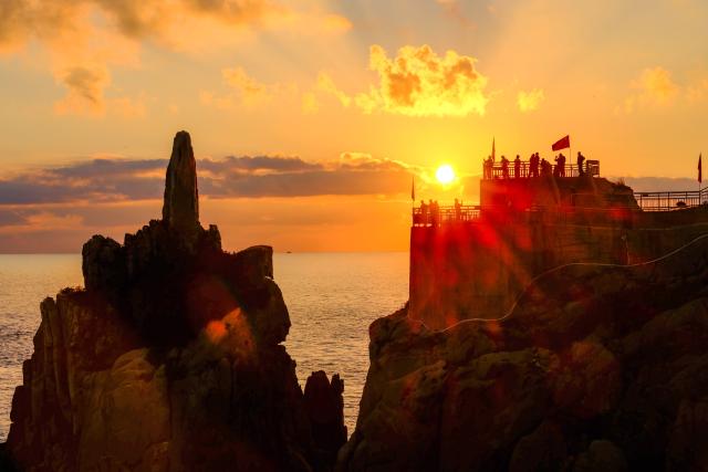 (261010) -- RONGCHENG, Oct. 10, 2026 (Xinhua) -- People capture sea views at sunrise in Rongcheng, east China's Shandong Province, Oct. 10, 2026. (Xinhua/Chen Yehua)