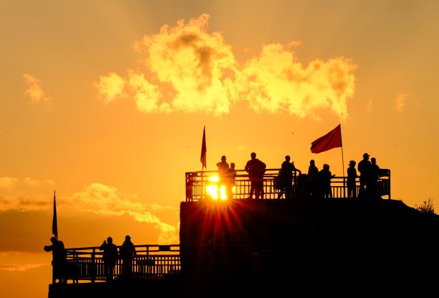 (261010) -- RONGCHENG, Oct. 10, 2026 (Xinhua) -- People capture sea views at sunrise in Rongcheng, east China's Shandong Province, Oct. 10, 2026. (Xinhua/Chen Yehua)