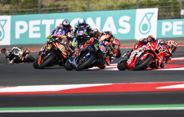 (261010) -- LOMBOK, Oct. 10, 2026 (Xinhua) -- Raiders race during the sprint race of MotoGP at Mandalika International circuit in Lombok, Indonesia, Oct. 10, 2026. (Xinhua/Zulkarnain)