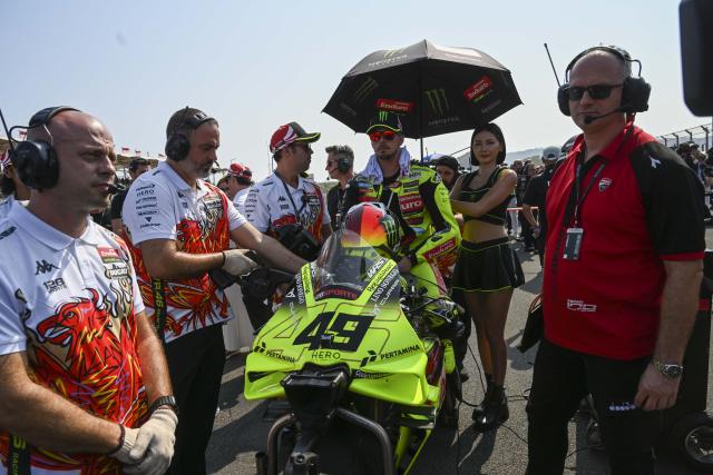 (261010) -- LOMBOK, Oct. 10, 2026 (Xinhua) -- Pertamina Enduro VR46 Racing Team's Fabio Di Giannantonio (C) of Italy prepares before the sprint race of MotoGP at Mandalika International circuit in Lombok, Indonesia, Oct. 10, 2026. (Xinhua/Zulkarnain)