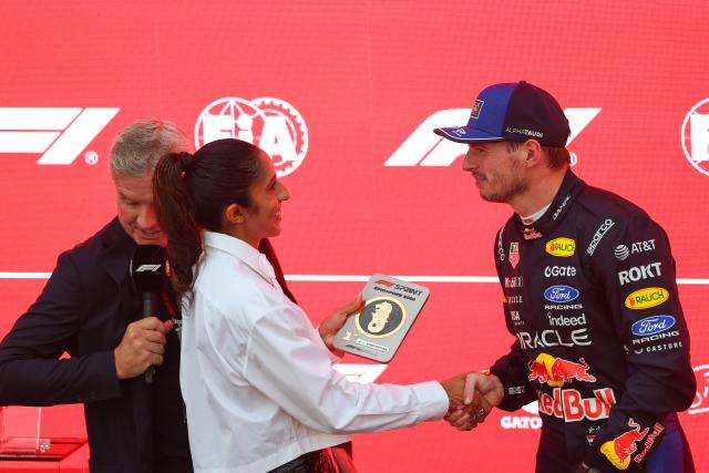 (261010) -- SINGAPORE, Oct. 10, 2026 (Xinhua) -- Red Bull's Max Verstappen (R) of the Netherlands receives sprint winner's plate after the sprint of the Formula One Singapore Grand Prix at the Marina Bay Street Circuit, on Oct. 10, 2026. (Photo by Qian Jun/Xinhua)
