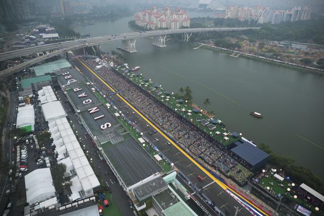 (261010) -- SINGAPORE, Oct. 10, 2026 (Xinhua) -- Drivers drive off the grid during the sprint of the Formula One Singapore Grand Prix at the Marina Bay Street Circuit, on Oct. 10, 2026. (Photo by Then Chih Wey/Xinhua)