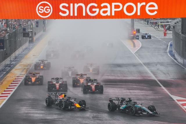 (261010) -- SINGAPORE, Oct. 10, 2026 (Xinhua) -- Drivers race during the sprint of the Formula One Singapore Grand Prix at the Marina Bay Street Circuit, on Oct. 10, 2026. (Photo by Xu Mingnan/Xinhua)