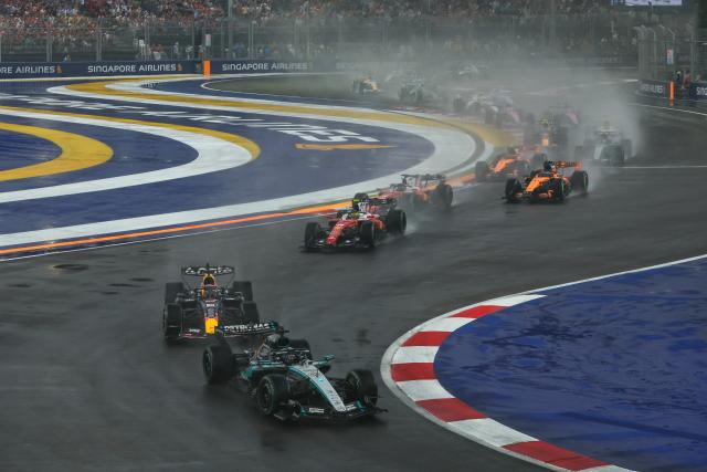 (261010) -- SINGAPORE, Oct. 10, 2026 (Xinhua) -- Drivers race during the sprint of the Formula One Singapore Grand Prix at the Marina Bay Street Circuit, on Oct. 10, 2026. (Photo by Shu Zelin/Xinhua)
