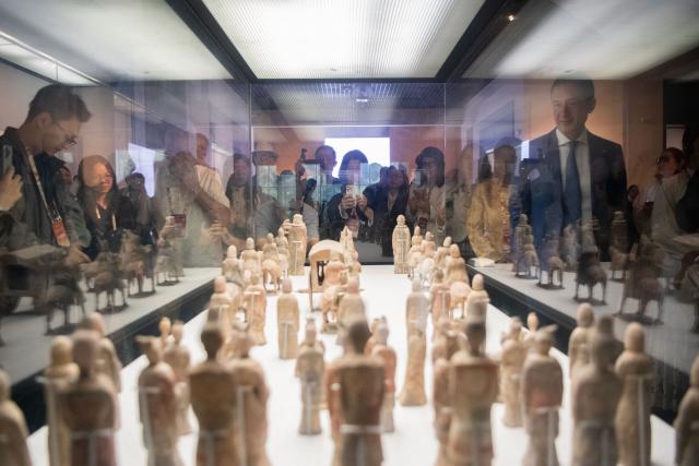 (261010) -- ZHENGZHOU, Oct. 10, 2026 (Xinhua) -- Guests visit the Luoyang Museum in Luoyang, central China's Henan Province, Oct. 10, 2026.
  From Oct. 9 to 10, guests from various countries attending the 2026 Global Mayors Dialogue in Luoyang visited a number of cultural landmarks and equipment manufacturing enterprises in Luoyang, experiencing the historical heritage and modern development of the ancient capital. (Photo by Kong Weijia/Xinhua)