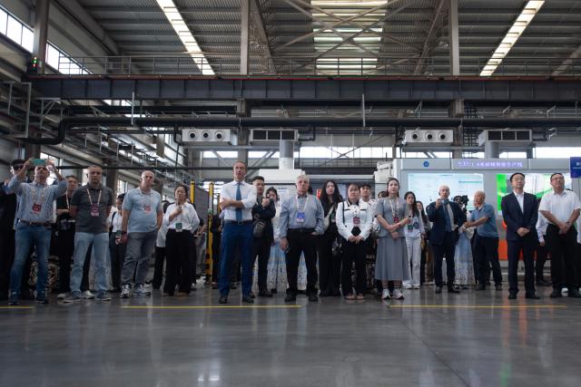 (261010) -- ZHENGZHOU, Oct. 10, 2026 (Xinhua) -- Guests visit a factory of Luoyang Bearing Group in Luoyang, central China's Henan Province, Oct. 10, 2026.
  From Oct. 9 to 10, guests from various countries attending the 2026 Global Mayors Dialogue in Luoyang visited a number of cultural landmarks and equipment manufacturing enterprises in Luoyang, experiencing the historical heritage and modern development of the ancient capital. (Photo by Kong Weijia/Xinhua)
