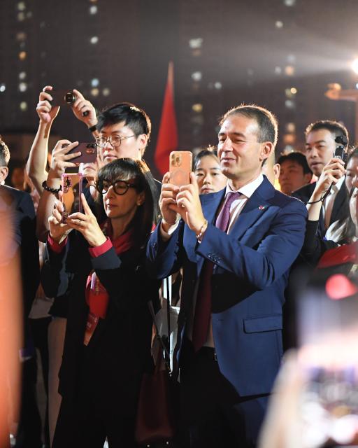 (261010) -- ZHENGZHOU, Oct. 10, 2026 (Xinhua) -- Guests visit Yingtian Gate Site Museum in Luoyang, central China's Henan Province, Oct. 9, 2026.
  From Oct. 9 to 10, guests from various countries attending the 2026 Global Mayors Dialogue in Luoyang visited a number of cultural landmarks and equipment manufacturing enterprises in Luoyang, experiencing the historical heritage and modern development of the ancient capital. (Photo by Kong Weijia/Xinhua)