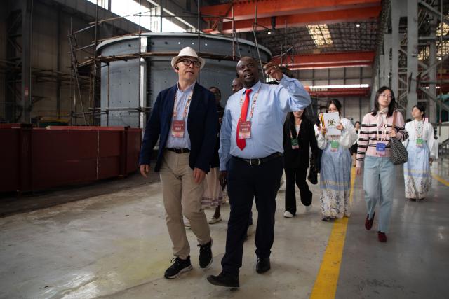 (261010) -- ZHENGZHOU, Oct. 10, 2026 (Xinhua) -- Guests visit a factory of CITIC Heavy Industries Co, Ltd. in Luoyang, central China's Henan Province, Oct. 10, 2026.
  From Oct. 9 to 10, guests from various countries attending the 2026 Global Mayors Dialogue in Luoyang visited a number of cultural landmarks and equipment manufacturing enterprises in Luoyang, experiencing the historical heritage and modern development of the ancient capital. (Photo by Kong Weijia/Xinhua)