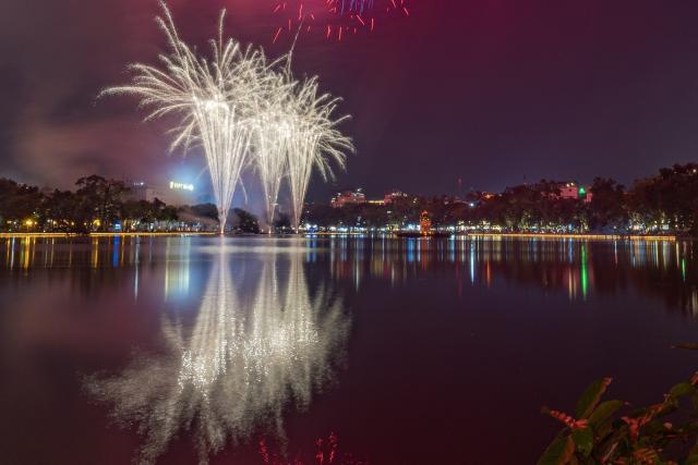 (261010) -- HANOI, Oct. 10, 2026 (Xinhua) -- Fireworks in celebration of Hanoi's Liberation Day are seen over the Hoan Kiem Lake in Hanoi, Vietnam, Oct. 10, 2026. (VNA via Xinhua)