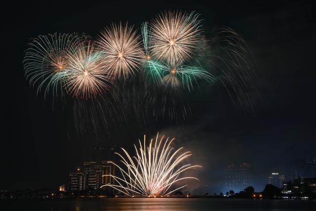 (261010) -- HANOI, Oct. 10, 2026 (Xinhua) -- Fireworks in celebration of Hanoi's Liberation Day are seen over the West Lake in Hanoi, Vietnam, Oct. 10, 2026. (VNA via Xinhua)