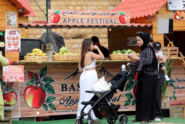 (261010) -- BASKINTA, Oct. 10, 2026 (Xinhua) -- People visit an apple festival in the village of Baskinta, Lebanon, Oct. 10, 2026. (Xinhua/Bilal Jawich)