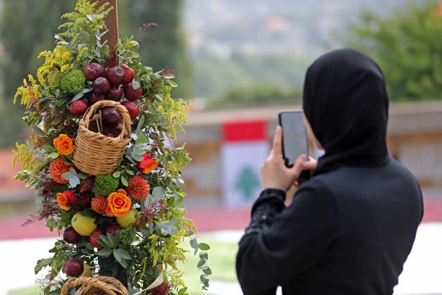 (261010) -- BASKINTA, Oct. 10, 2026 (Xinhua) -- A visitor takes photos during an apple festival in the village of Baskinta, Lebanon, Oct. 10, 2026. (Xinhua/Bilal Jawich)