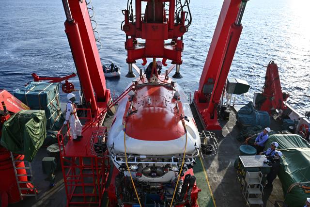 (261010) -- ABOARD RESEARCH VESSEL DEEP SEA NO. 1, Oct. 10, 2026 (Xinhua) -- Staff members prepare the manned deep-sea submersible Jiaolong before its dive aboard the research vessel Deep Sea No. 1 in the western Pacific Ocean, on Oct. 10, 2026. China's research vessel Deep Sea No. 1, carrying manned deep-sea submersible Jiaolong, arrived at East Caroline Basin in the western Pacific Ocean on Saturday for deep-sea scientific research.
   This marks the 466th dive of Jiaolong, with a planned diving depth of about 4,500 meters. (Xinhua/Ye Haoming)