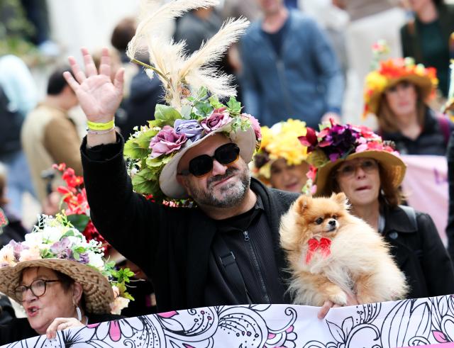 (261010) -- PARIS, Oct. 10, 2026 (Xinhua) -- People take part in a parade during the Montmartre Grape Harvest Festival in Paris, France, Oct. 10, 2026. The 93rd edition of the Montmartre Grape Harvest Festival runs from Oct. 7 to 11, featuring a grand parade, musical performances and other festivities. (Xinhua/Wu Huiwo)