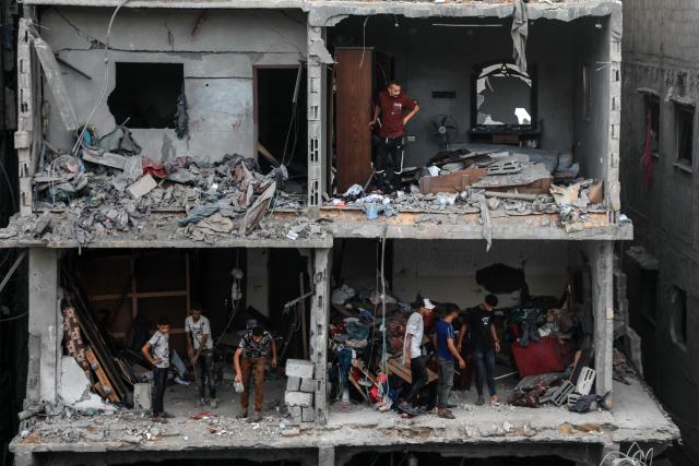 (261010) -- GAZA, Oct. 10, 2026 (Xinhua) -- Palestinians inspect the destruction caused by an Israeli airstrike targeting a residential home in the al-Sabra neighborhood, southeast of Gaza City, Oct. 9, 2026. (Photo by Rizek Abdeljawad/Xinhua)