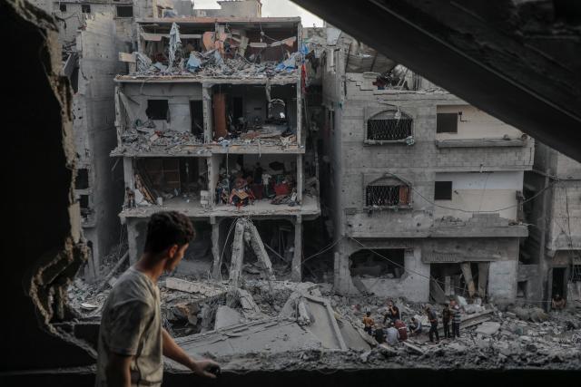 (261010) -- GAZA, Oct. 10, 2026 (Xinhua) -- Palestinians inspect the destruction caused by an Israeli airstrike targeting a residential home in the al-Sabra neighborhood, southeast of Gaza City, Oct. 9, 2026. (Photo by Rizek Abdeljawad/Xinhua)