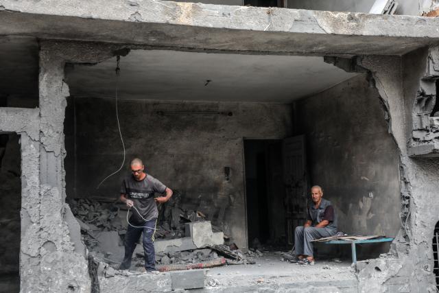 (261010) -- GAZA, Oct. 10, 2026 (Xinhua) -- Palestinians inspect the destruction caused by an Israeli airstrike targeting a residential home in the al-Sabra neighborhood, southeast of Gaza City, Oct. 9, 2026. (Photo by Rizek Abdeljawad/Xinhua)