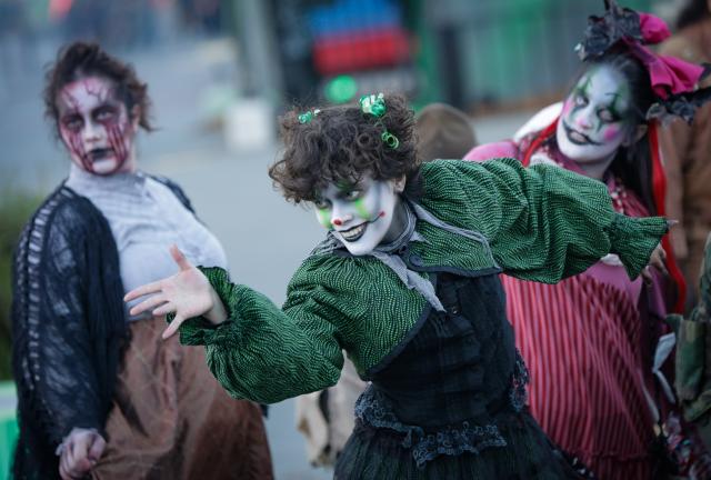 (261011) -- BEIJING, Oct. 11, 2026 (Xinhua) -- Costumed actors perform during the Fright Nights 2026 at the Pacific National Exhibition's Playland in Vancouver, British Columbia, Canada, Oct. 9, 2026. The annual Halloween-themed event is held here from Oct. 7 to Oct. 31. (Photo by Liang Sen/Xinhua)