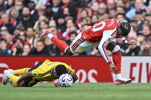 (261011) -- LONDON, Oct. 11, 2026 (Xinhua) -- Noni Madueke (R) of Arsenal vies with James Justin of Leeds United during the English Premier League match between Arsenal and Leeds United in London, Britain, on Oct. 10, 2026. (Xinhua)