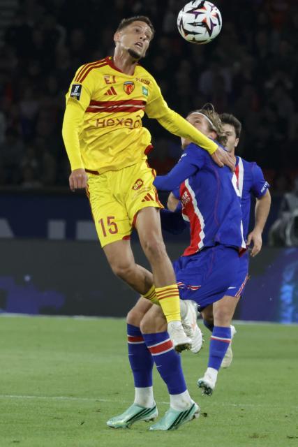 (261011) -- PARIS, Oct. 11, 2026 (Xinhua) -- Le Mans' Noa Boisse (Top) vies with Paris Saint-Germain's Mika Godts during the Ligue 1 football match between Paris Saint-Germain and Le Mans in Paris, France, Oct. 10, 2026. (Photo by Henri Szwarc/Xinhua)