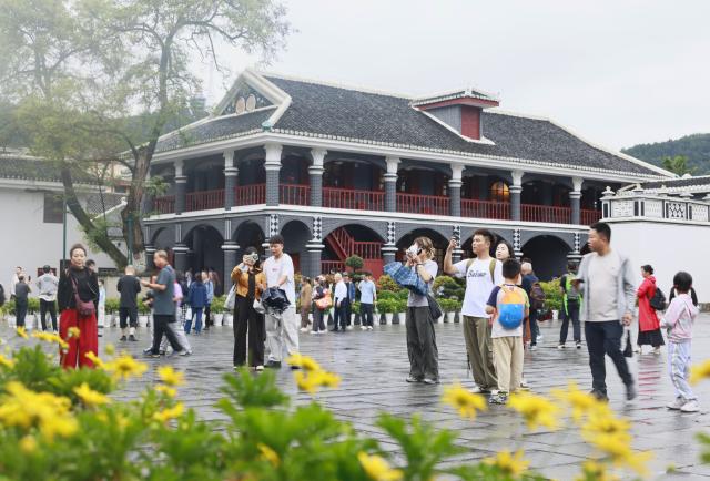 (261011) -- ZUNYI, Oct. 11, 2026 (Xinhua) -- Tourists visit the historical site of the Zunyi Meeting in Zunyi City, southwest China's Guizhou Province, Oct. 1, 2026. (Photo by Tian Jinhong/Xinhua)