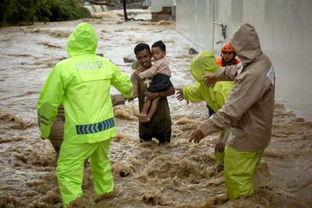 (261011) -- PADANG, Oct. 11, 2026 (Xinhua) -- Rescuers evacuate residents from floodwaters after heavy rain hit Padang in West Sumatra Province, Indonesia, Oct. 10, 2026. (Photo by Andri Mardinsyah/Xinhua)