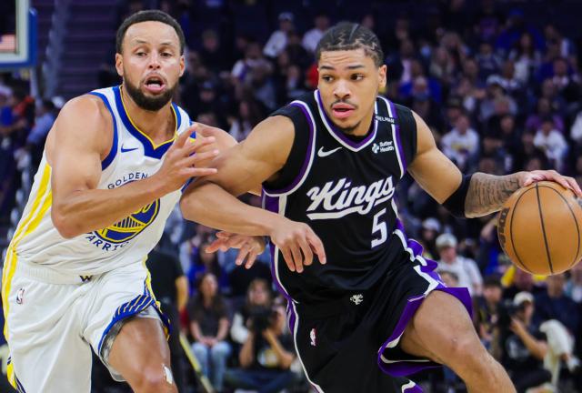(261011) -- LOS ANGELES, Oct. 11, 2026 (Xinhua) -- Stephen Curry (L) of Golden State Warriors defends Darius Acuff Jr. of Sacramento Kings during the 2026-2027 NBA preseason game between Golden State Warriors and Sacramento Kings in Los Angeles, California, the United States, on Oct. 10, 2026. (Photo by Arthur Dong/Xinhua)