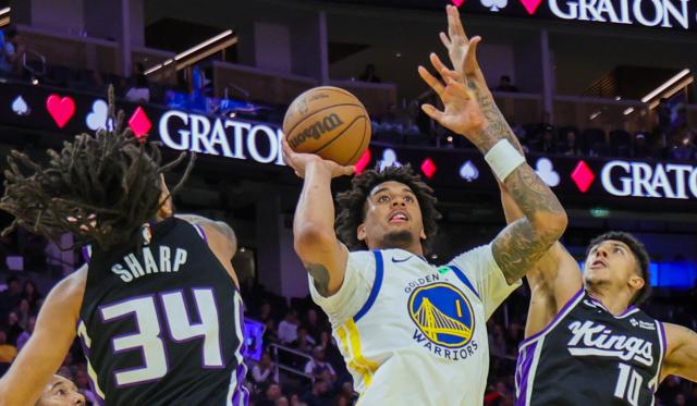 (261011) -- LOS ANGELES, Oct. 11, 2026 (Xinhua) -- Yaxel Lendeborg (C) of Golden State Warriors goes for a lay-up during the 2026-2027 NBA preseason game between Golden State Warriors and Sacramento Kings in Los Angeles, California, the United States, on Oct. 10, 2026. (Photo by Arthur Dong/Xinhua)